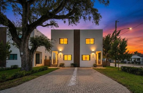 Allapattah House | Group getaway w/soccer suites & hot tubs