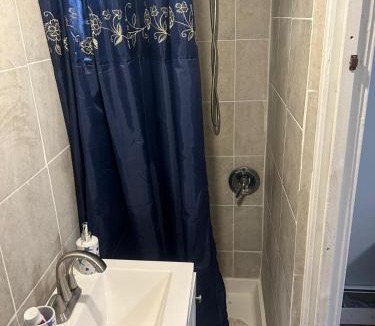 Irvington Bed & Breakfast | Grove 3- King Bed with Private Bathroom