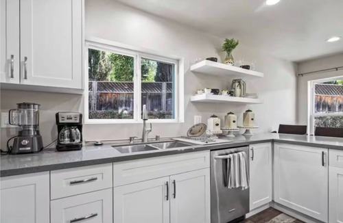 Valencia House | Guest House at 23022 1/2 Las Mananitas