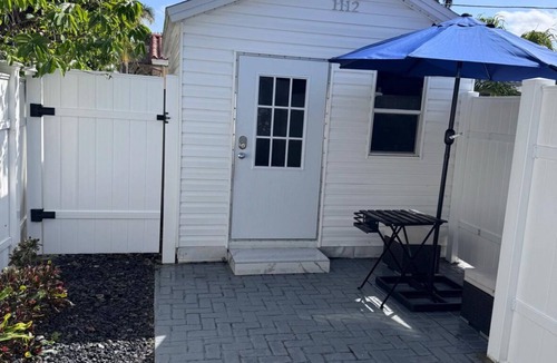 Hallandale Beach Cabin | Guest House Room in pleasant Hallandale Beach with AC, WiFi and Private Entrance