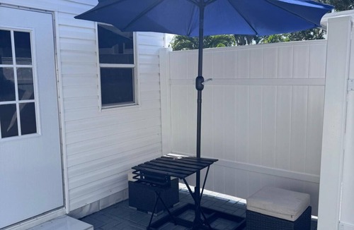 Hallandale Beach Cabin | Guest House Room in pleasant Hallandale Beach with AC, WiFi and Private Entrance
