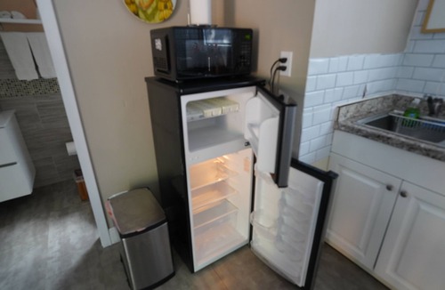 East Little Havana Cottage | Guest House with AC and WiFi in vibrant Miami