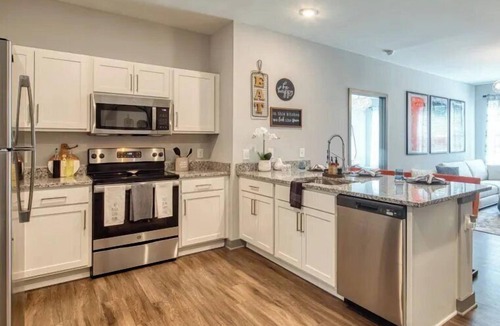 Coliseum Central Apartment | H4N Ellipse Urban | 1Bd Apartment Near Peninsula Town Center