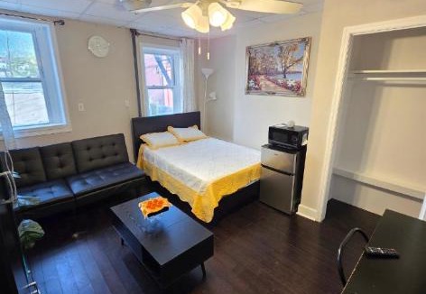 Paterson House | Hab Equipada Práctica Funcional con TV de 80 en Downtown Paterson cerca de NY