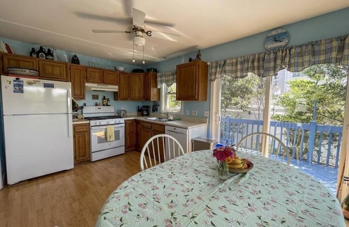 Villas House | Half block from the bay overlooking wetlands - pet friendly
