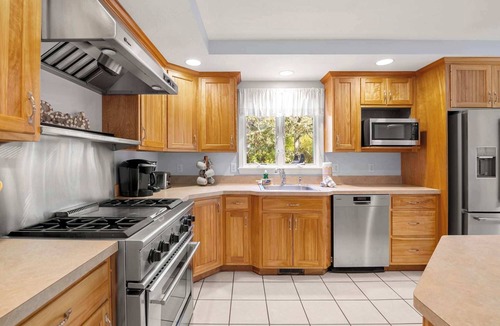 West Chatham House | Half Mile Walk to Beach, Dog Friendly!