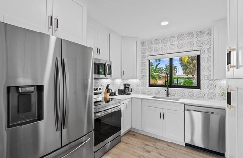 Hallandale Beach House | Hallandale Beach | Saltwater Jacuzzi | 3BR Escape! | Near Beach & Aventura + Gulfstream Races