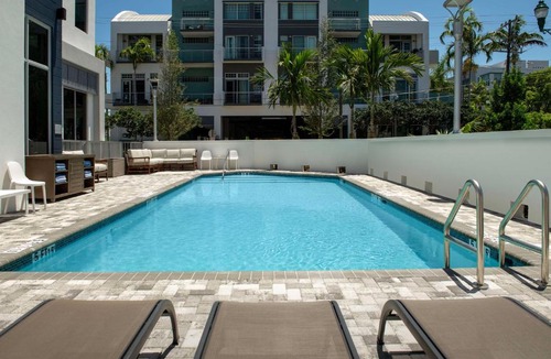 Pineapple Grove Arts District Hotel | Hampton Inn Delray Beach