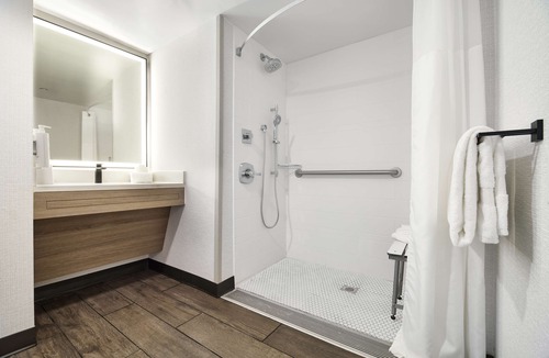 Newark Hotel | Hampton Inn Newark Airport