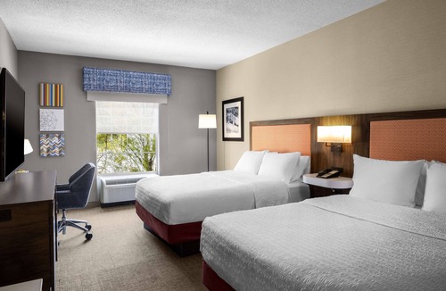 State College Hotel | Hampton Inn & Suites State College at Williamsburg Square