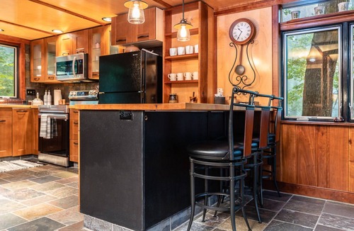 Roseland Ski Chalet | Hansel 'n Gretel: Wood Stove Grill Firepit Dogs OK