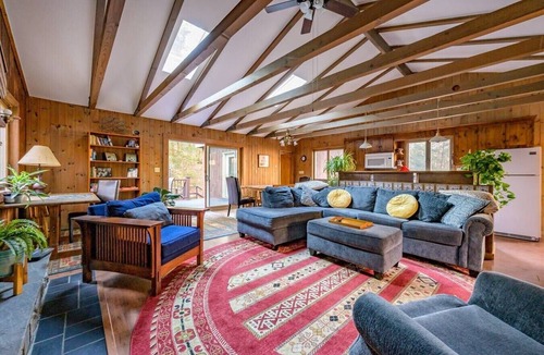 Austerlitz Cottage | Harvey Mountain Lodge by State Forest