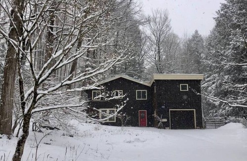 Austerlitz Cottage | Harvey Mountain Lodge by State Forest