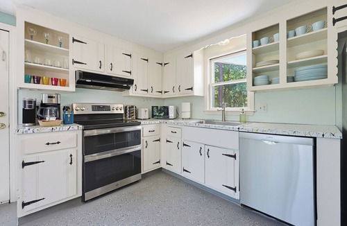 East Harwich Cottage | Harwich Hideaway with King Beds Pet Friendly!