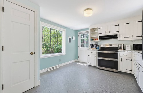 East Harwich Cottage | Harwich Hideaway with King Beds Pet Friendly!