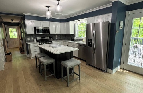 Harwich Center House | Harwich Home. Wychmere Beach club 1.6 mi away. Hot-tub year round, pet friendly.
