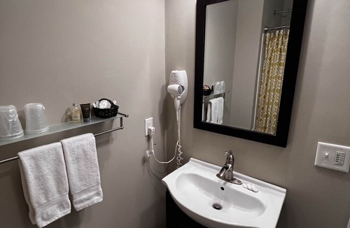 Rock Hall Hotel | Haven Point Inn and Gallery
