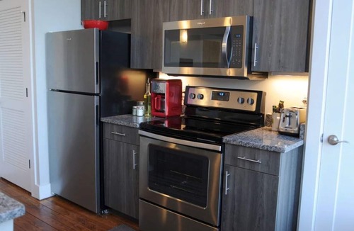 Monroe Ward House | Heart of the Arts District King Bed Suite - West Broad near VCU/MCV New Condo