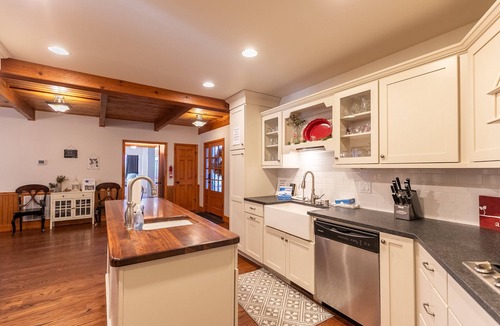 Blowing Rock House | Hearthstone- AppSki Mtn home with it all: hot tub, game room, fire pit, pets!
