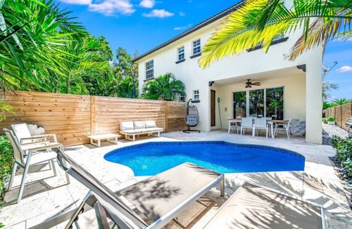 Lake Ridge House | HEATED POOL+1 MILE TO BEACH! DOWNTOWN MODERN GEM!