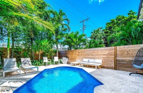 Lake Ridge House | HEATED POOL+1 MILE TO BEACH! DOWNTOWN MODERN GEM!