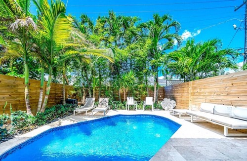 Lake Ridge House | HEATED POOL+1 MILE TO BEACH! DOWNTOWN MODERN GEM!