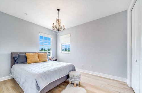 Lake Ridge House | HEATED POOL+1 MILE TO BEACH! DOWNTOWN MODERN GEM!