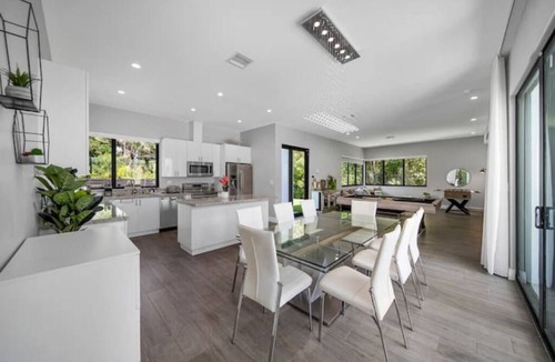 Golden Glades House | Heated Pool Basketball Private Villa BBQ Grill