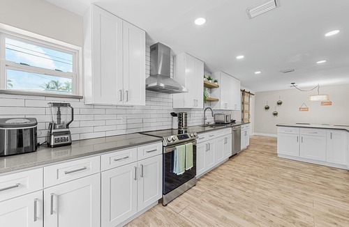 Coral Heights House | Heated Pool, Hot Tub, Grill & Pizza, Unique Family Haven 3BDR, 7min to the Beach