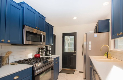 Country Club Estates House | Heated Pool, Hot Tub, Deck & LINENS/TOWELS too!