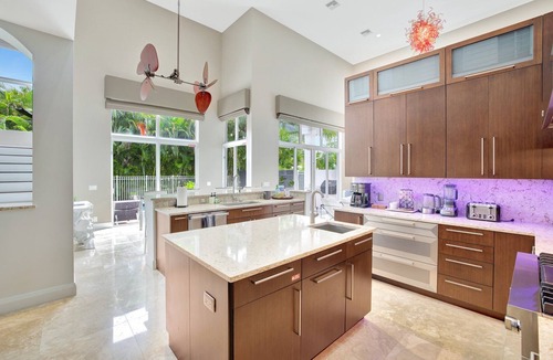 Dolphin Isles Villa | Heated Pool ~ King Beds ~ Putting Green ~ Grill