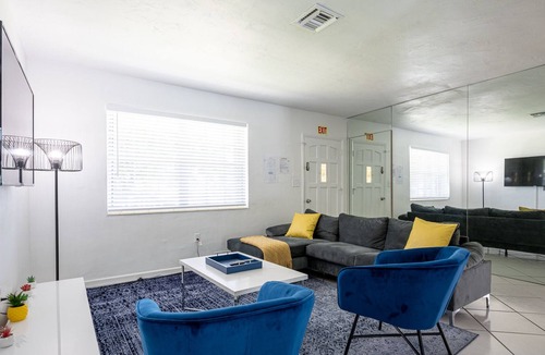 West Hollywood House | Heated Pool spacious House 5Beds-3Baths 10 guests
