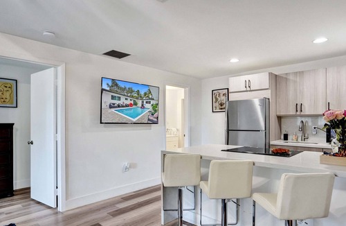 Sunset Villa | Heated Pool~Stellar stay in 7BD villa~Playground