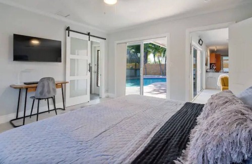 Coral Ridge Isles House | Heated Pool+Tiki+Canal! 10 Mins to beach, Sleeps 10