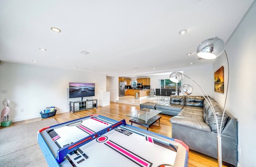 Oakland Park House | Heated Pool & Tiki Hut! Air Hockey+Close To Beach!