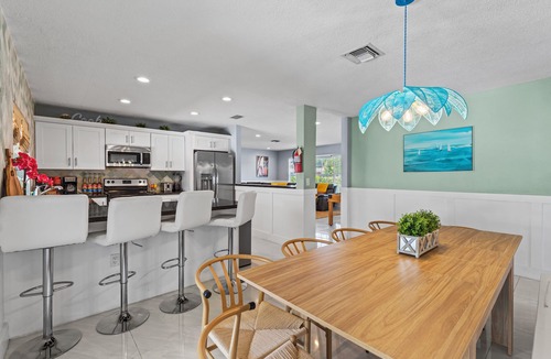 Hollywood Lakes House | Heated Pool/Tiki Bar/5 min to Beach