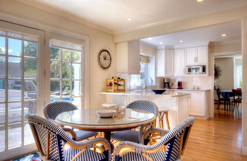 Newport East House | Heated Salt Pool - 10 Minutes to Newport, 5 to Beaches, Parking for 6