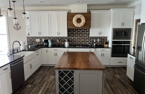 Moratuck Manor House | "Heels Hide-A-Way" Great Main Lake View! Deep Water! Sleeps 12