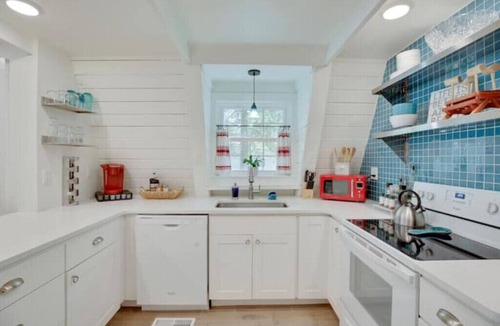 Ocean Pines Cabin | hi-A-tus A-frame in Ocean Pines with access to 5 pools and 10min to beaches! nnn