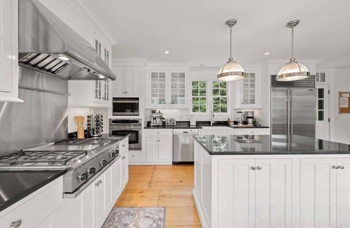 Chatham House | Hiawatha: 177-CC Gorgeous Chatham Estate with heated pool, walk to Town or Beach