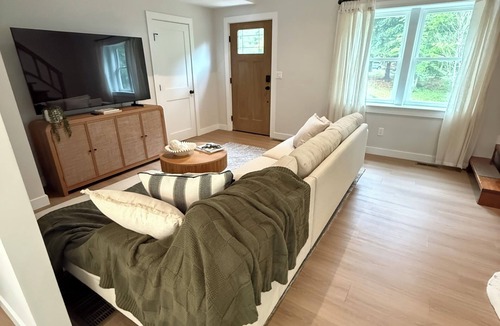 Marstons Mills House | Hidden gem in Marston Mill with jacuzzi, sauna, game room and more!
