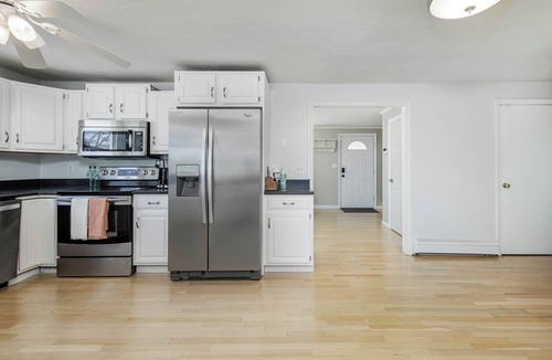 Holbrook House | Hidden Gem Lake House 3 BR, 2.5 BA