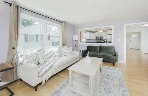 Holbrook House | Hidden Gem Lake House 3 BR, 2.5 BA