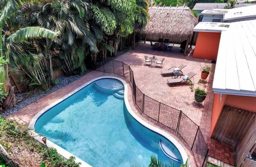 River Oaks Villa | Hidden Gem Vacation Villa w Private Pool Tikihut