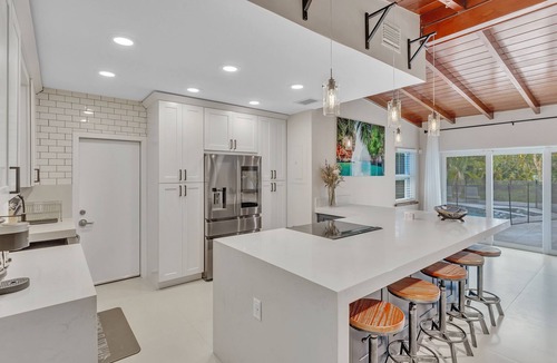 Fort Lauderdale Villa | Hidden Getaway Pool Home on 1.5 acres near all. Sleeps 17. Pool, ping pong etc.