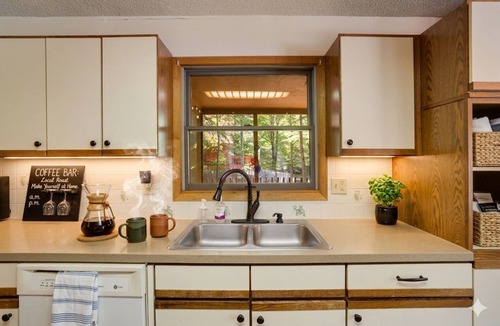 Lake Ariel Ski Chalet | HIDEOUT 3BR RETREAT BIG DECK,GAME RM, FIREPIT,FIREPLACE 6BIKES KAYAKS GOLF POOLS