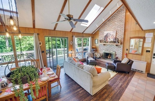 Lake Ariel Ski Chalet | HIDEOUT 3BR RETREAT BIG DECK,GAME RM, FIREPIT,FIREPLACE 6BIKES KAYAKS GOLF POOLS