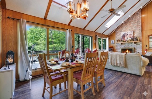 Lake Ariel Ski Chalet | HIDEOUT 3BR RETREAT BIG DECK,GAME RM, FIREPIT,FIREPLACE 6BIKES KAYAKS GOLF POOLS