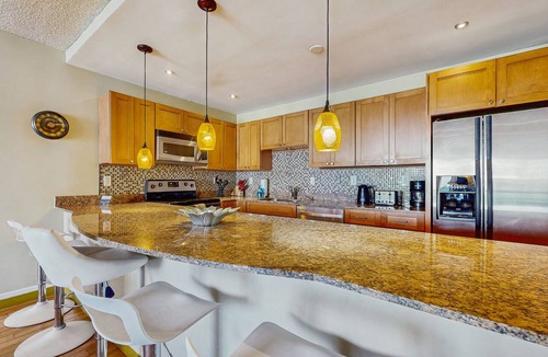 Sunny Isles Beach Condo | High-Rise Oceanview Condo w/Pool, Tennis & Gym: Walk to Beach, Dining, Shops