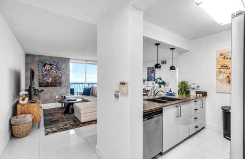 Brickell Condo | High Rise Ocean View Condo, Pool, Hot Tub, Game Room, Close to Food and Mall